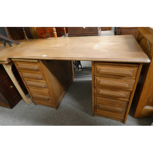 141 - 20TH CENTURY OAK TWIN PEDESTAL DESK WITH 2 STACKS OF 4 GRADUATED DRAWERS. 78CM TALL X 127 CM LONG X ... 