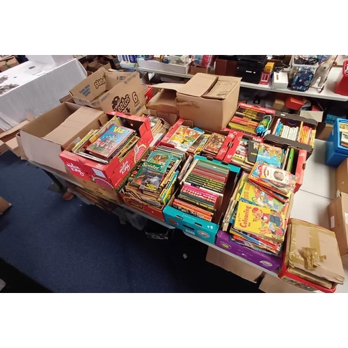 2753 - 20 BOXES OF VARIOUS CHILDREN'S BOOKS AND ANNUALS TO INCLUDE VARIOUS LADYBIRD PUBLISHED BOOKS, BEANO,... 