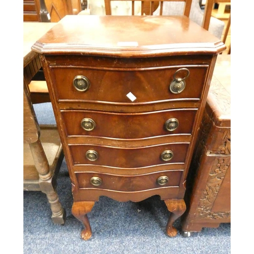 527 - 20TH CENTURY MAHOGANY SMALL CHEST OF DRAWERS WITH SERPENTINE FRONT AND 4 DRAWERS ON QUEEN-ANNE SUPPO... 