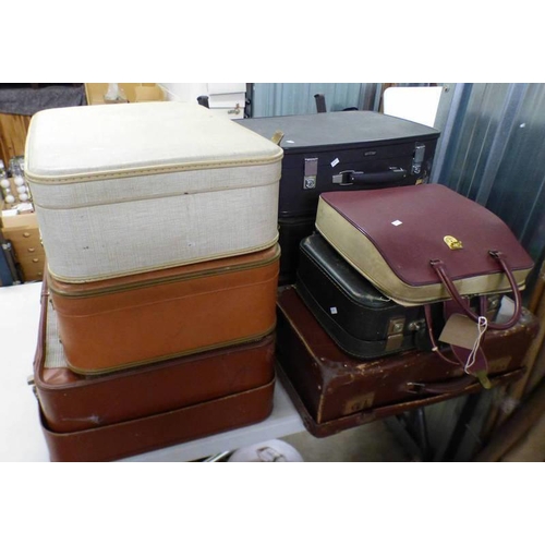 6042 - SELECTION OF SUIT CASES IN VARIOUS SIZES