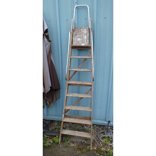 6099 - WOOD & METAL STEP LADDER