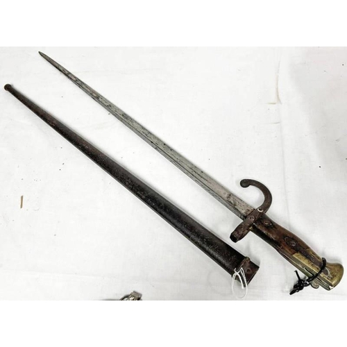 1009 - FRENCH GRAS BAYONET WITH 52CM LONG, BLADE MARKED 'ST ETIENNE 1877' TO SPINE WITH ITS STEEL SCABBARD