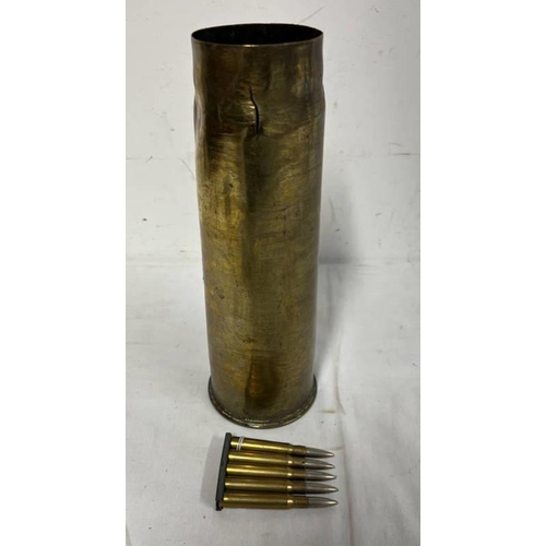 1054 - WW1 BRITISH 13 POUNDER BRASS SHELL A 5 INERT RIFLE ROUNDS ON A CLIP