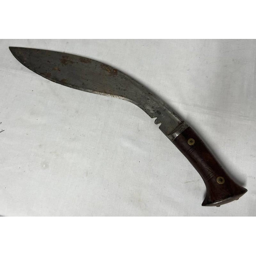 1057 - WW2  1943 PIONEER CALCUTTA KUKRI WITH 33 CM LONG BLADE WITH MARKINGS AND ITS TWO PIECE WOOD GRIP, 44... 