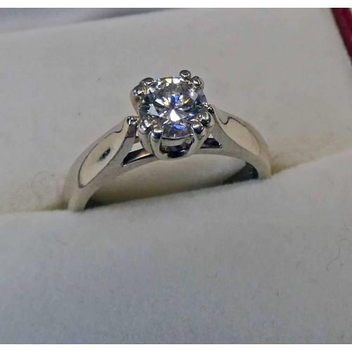 41 - 14K WHITE GOLD DIAMOND SOLITAIRE RING, THE BRILLIANT CUT DIAMOND OF 0.61 CARATS. THE DIAMOND COLOUR ... 