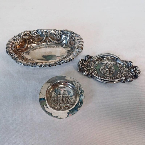 59 - 3 SILVER PIN DISHES WITH VARIOUS DECORATIONS - 95G