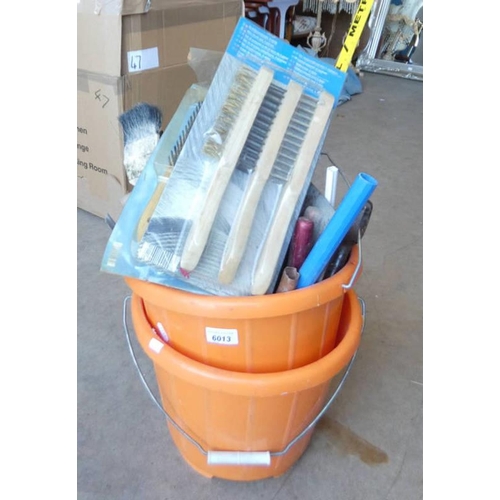 6013 - GOOD SELECTION OF TOOLS, 2 BUCKETS, METER STICK,, TROWEL ETC