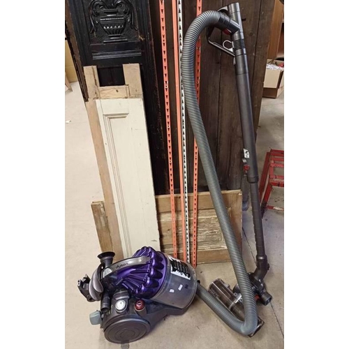 6041 - DYSON VACUUM CLEANER