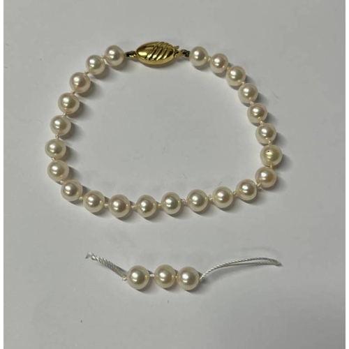 97 - CULTURED PEARL BRACELET ON A 9CT GOLD CLASP - 19 CM LONG WITH 3 ADDITIONAL PEARLS