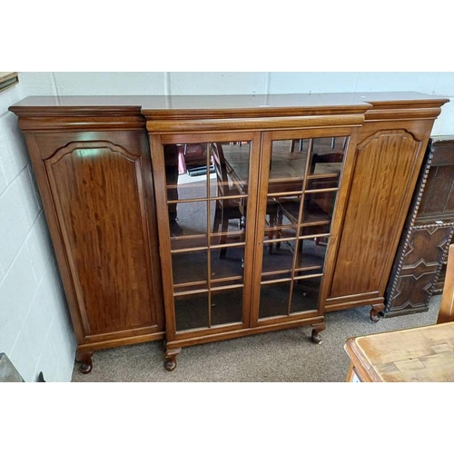 191 - EARLY 20TH CENTURY MAHOGANY BOOKCASE WITH 2 ASTRAGAL GLAZED DOORS FLANKED BY PANEL DOORS ON QUEEN AN... 