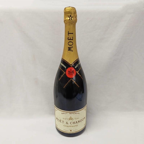 2070 - 1 MAGNUM MOET & CHANDON CHAMPAGNE