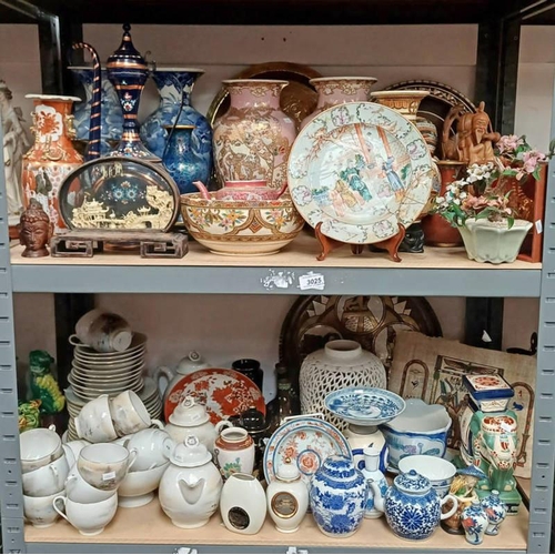 3025 - EXCELLENT SELECTION OF ORIENTAL WARE INCLUDING VASES, BOWLS, BRASSWARE, BLUE & WHITE WARE, ETC OVER ... 