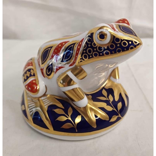 3028 - ROYAL CROWN DERBY IMARI PATTERN FROG PAPERWEIGHT WITH SILVER STOPPER