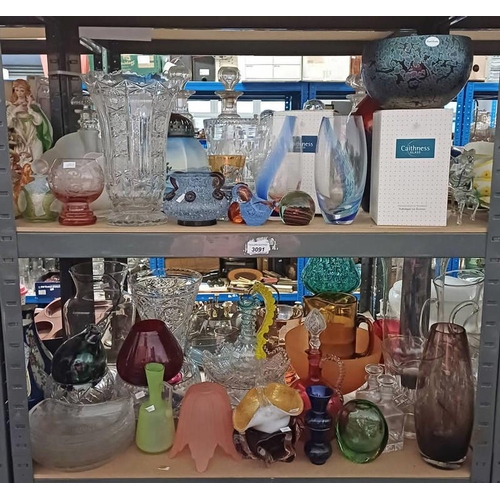 3091 - EXCELLENT SELECTION OF ART GLASS INCLUDING 2 CAITHNESS GLASS VASES & BOXES, ART GLASS LIGHT SHADE, C... 