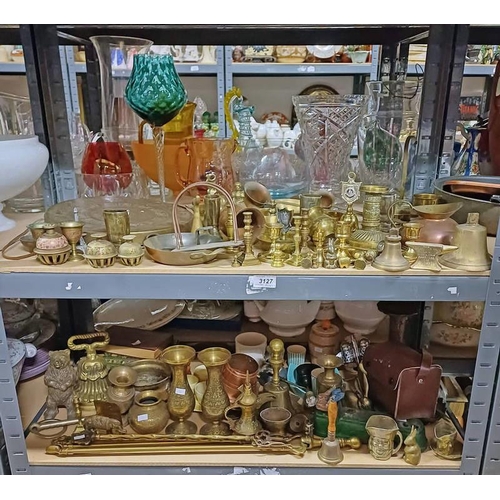 3127 - LARGE SELECTION OF BRASSWARE, METALWARE, ETC ON 2 SHELVES