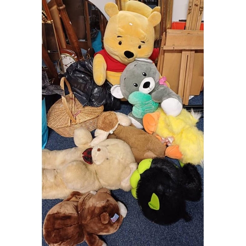 4090 - SELECTION OF SOFT TOYS INCLUDING WINNIE THE POOH & OTHERS