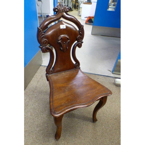 444 - 19TH CENTURY MAHOGANY HALL CHAIR WITH DECORATIVE CARVED BACK ON CABRIOLE SUPPORTS.  88 CM TALL