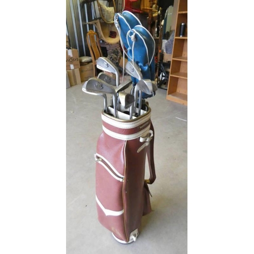 6013 - GOLF BAG AND CONTENTS OF VARIOUS GOLF CLUBS