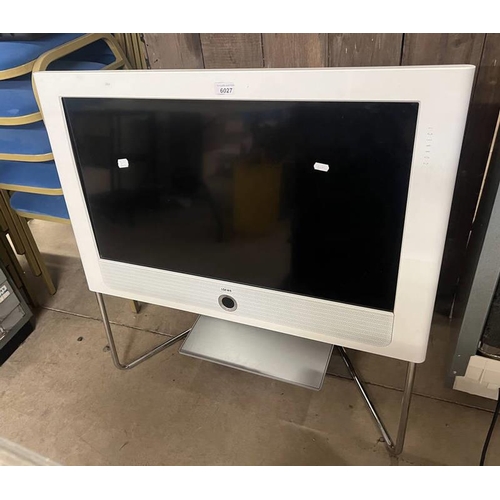 6027 - LOEWE CONNECT 32 TELEVISION ON STAND