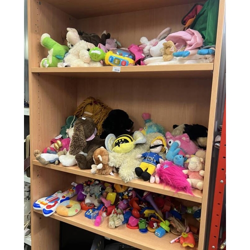 6039 - 2 SHELVES OF VARIOUS KIDS TOYS