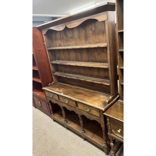 71 - 19TH CENTURY OAK WELSH DRESSER WITH PLATE RACK BACK OVER 3 DRAWERS ON TURNED SUPPORTS - 154CM WIDE