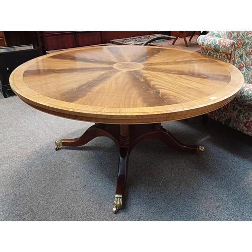 79 - MAHOGANY CIRCULAR CENTRE TABLE WITH CROSSBANDED & BRASS INLAY DECORATION ON TURNED COLUMNS WITH SPLA... 