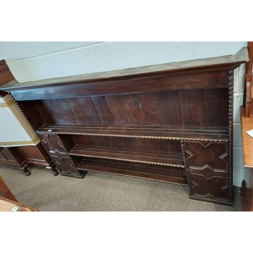 83 - 19TH CENTURY OAK PLATE RACK WITH BOBBLE DECORATION - 199CM WIDE