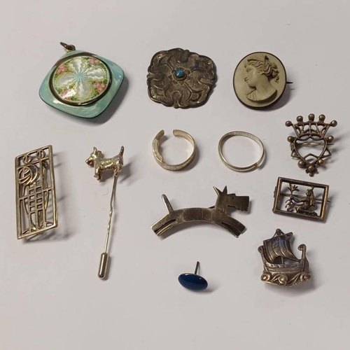 107 - VARIOUS SILVER & OTHER BROOCHES, LAVA CAMEO BROOCH, ENAMEL PATCH BOX, ETC