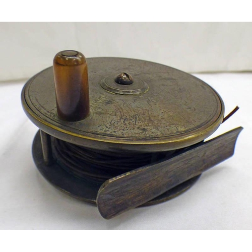 1074 - UNMARKED 3 1/2'' BRASS REEL WITH SMOOTH FOOT AND LINE