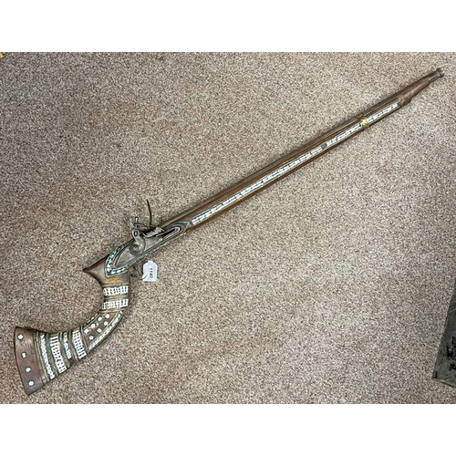1140 - MIDDLE EASTERN FLINTLOCK JEZAIL WITH 89CM LONG BARREL WITH FLARED MUZZLE, LOCK PLATE WITH MARKINGS, ... 