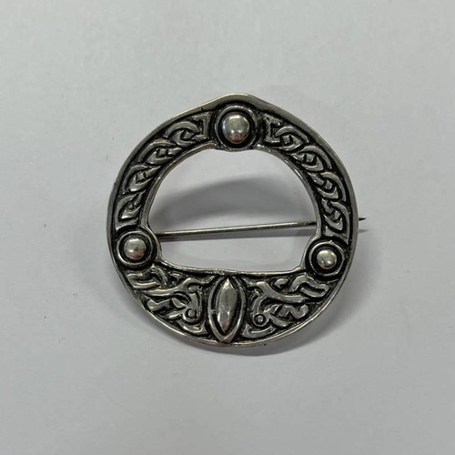 115 - SILVER PLAID BROOCH WITH CELTIC KNOT DECORATION, GLASGOW , 1953 - 3.7 CM WIDE