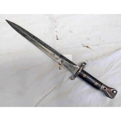 1165 - BRITISH 1888 PATTERN BAYONET WITH 30.5CM LONG BLADE WITH EFD MAKERS MARK AND A CROWNED VR