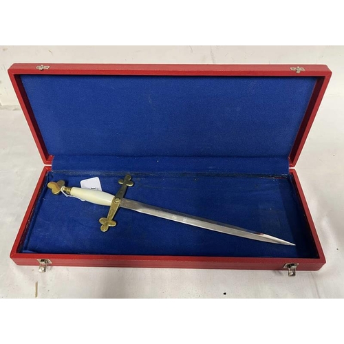 1175 - YORK MINISTER WILKINSON SWORD COMMEMORATIVE DAGGER WITH 27.5 CM LONG ETCHED BLADE WITH A RED AND BLU... 