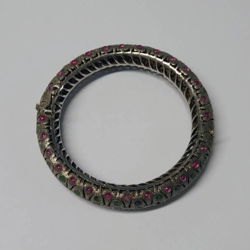 132 - HINGED BANGLE SET WITH CABOCHON RUBIES & FACETED EMERALDS, INNER DIAMETER 5.5CM - 51.9G
