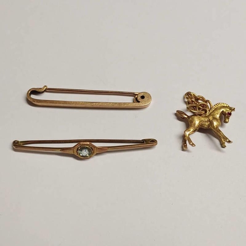 141 - 9CT GOLD HORSE CHARM, 9CT GOLD BAR BROOCH & 1 OTHER 9CT GOLD BROOCH - 7.4G TOTAL