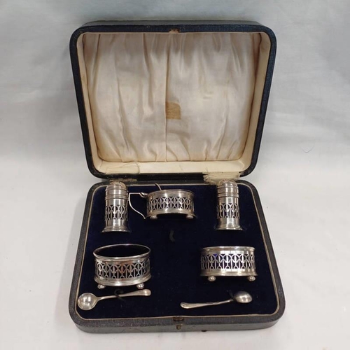 144 - CASED SILVER 5 PIECE CRUET SET WITH BLUE GLASS LINERS, BIRMINGHAM 1946 - 115G WEIGHABLE SILVER