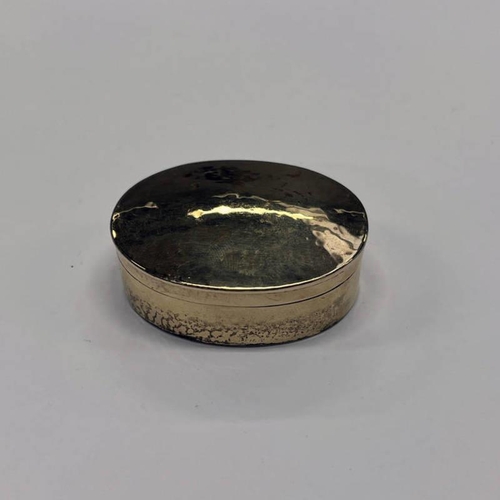173 - 9CT GOLD OVAL PILL BOX WITH HAMMER EFFECT DECORATION RETAILED BY ZIMMERMAN 98 JERMYN STREET LONDON, ... 
