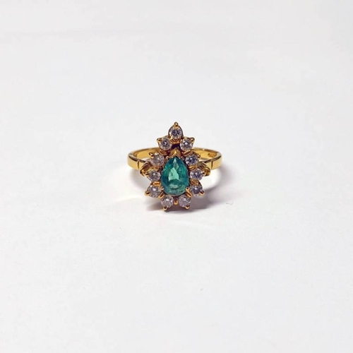 174 - 18CT GOLD EMERALD & DIAMOND CLUSTER RING, THE PEAR SHAPED EMERALD SET WITHIN A SURROUND OF 11 BRILLI... 