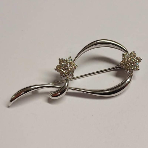 22 - 18K GOLD DIAMOND SET BROOCH SET WITH TWIN DIAMOND CLUSTERS VERY APPROX 1.2 CARATS IN TOTAL - 5.5 CM