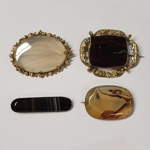29 - 4 X 19TH CENTURY GILT METAL & BANDED AGATE BROOCHES.