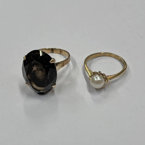 291 - 9CT GOLD PEARL SET RING & SMOKEY QUARTZ RING - 8.4 G, RING SIZE O & N