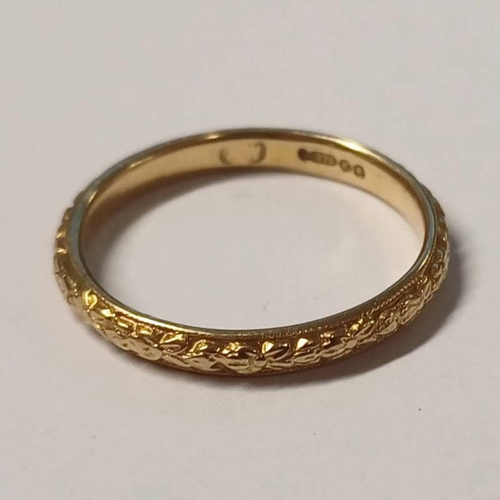 31 - 9CT GOLD ENGRAVED WEDDING BAND - RING SIZE O, 1.8 G