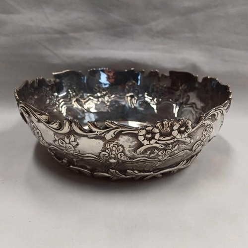 36 - GEORGE III SILVER SHALLOW BOWL WITH FLORAL DECORATION BY CHARLES WRIGHT, LONDON 1772 -18.5 CM DIAMET... 