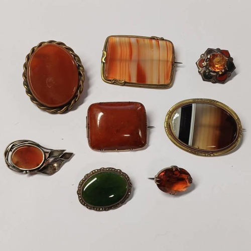 43 - VARIOUS 19TH CENTURY & LATER AGATE SET BROOCHES ETC.