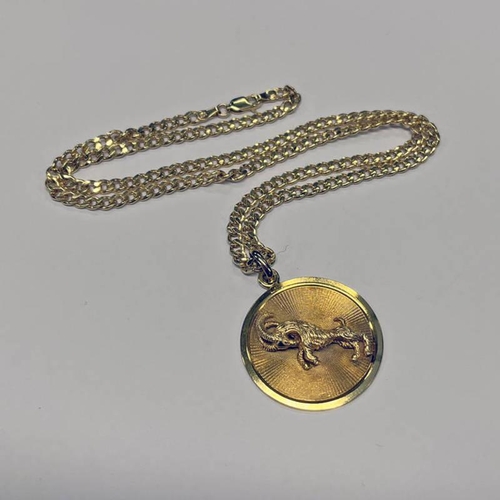 46 - 9CT GOLD ARIES CIRCULAR PENDANT DECORATED WITH LEAPING RAM ON A 9CT GOLD FLAT LINK CHAIN - 16.3G TOT... 