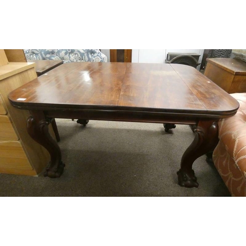 5022 - 19TH CENTURY MAHOGANY EXTENDING DINING TABLE ON BALL AND CLAW SUPPORTS. 75 CM