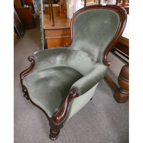 5069 - 19TH CENTURY MAHOGANY FRAMED GENTLEMAN'S ARMCHAIR ON TURNED SUPPORTS