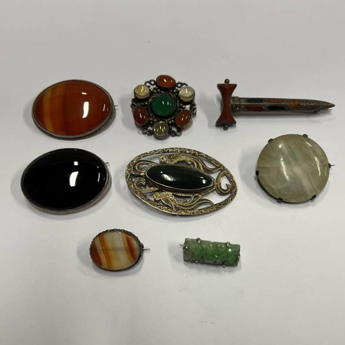 51 - VARIOUS AGATE & OTHER BROOCHES, AGATE SET SWORD KILT PIN - A/F, ETC