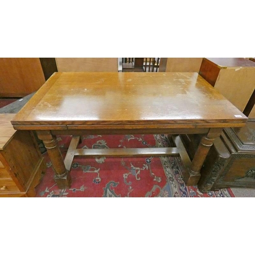 5127 - 20TH CENTURY OAK PULL-OUT REFECTORY TABLE ON TURNED SUPPORTS 197CM EXTENDED LENGTH