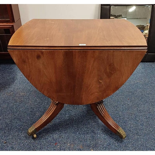 5137 - 19TH CENTURY MAHOGANY CENTRE PEDESTAL PEMBROKE TABLE WITH REEDED SPREADING SUPPORTS.  73 CM TALL
